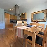 Spacious Two Bed Near Airport