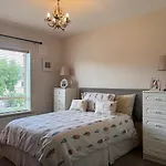 Spacious Two Bed Near Airport Appartamento