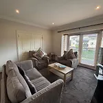 Spacious Two Bed Near Airport Appartamento Celbridge