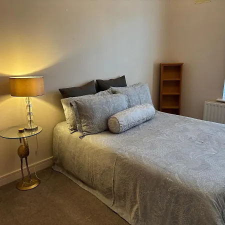Spacious Two Bed Near Airport سيلبريدج
