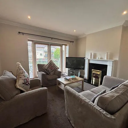 Spacious Two Bed Near Airport * سيلبريدج
