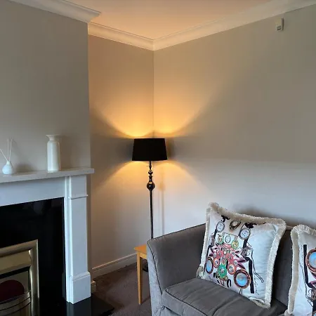 Spacious Two Bed Near Airport شقة