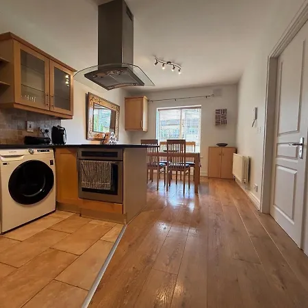 Spacious Two Bed Near Airport Apartament *