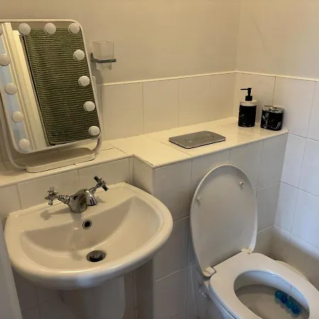 Apartament Spacious Two Bed Near Airport *