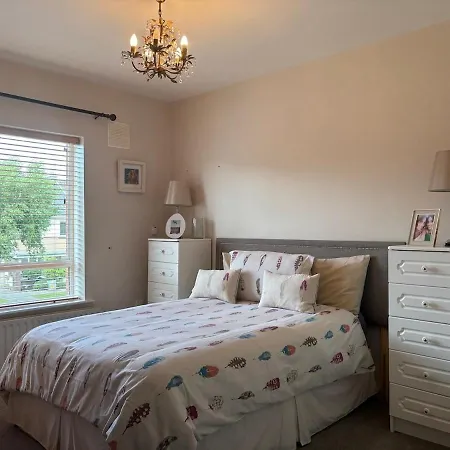 Spacious Two Bed Near Airport Apartament