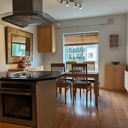 아파트 Spacious Two Bed Near Airport *