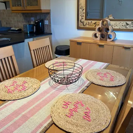 Spacious Two Bed Near Airport *