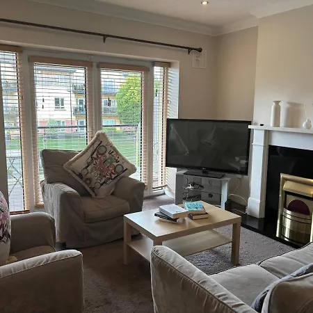 Spacious Two Bed Near Airport Apartament