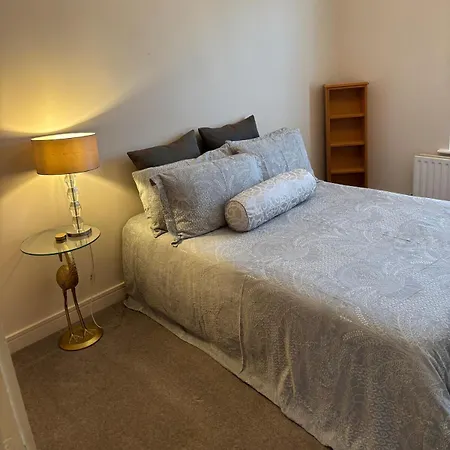 Apartament Spacious Two Bed Near Airport *