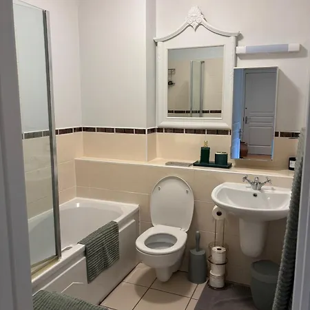 Spacious Two Bed Near Airport