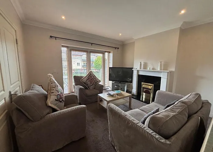 Spacious Two Bed Near Airport * سيلبريدج
