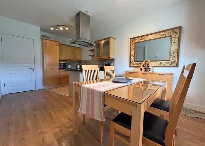 Spacious Two Bed Near Airport