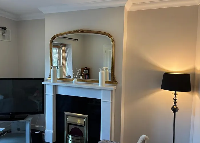 Spacious Two Bed Near Airport سيلبريدج