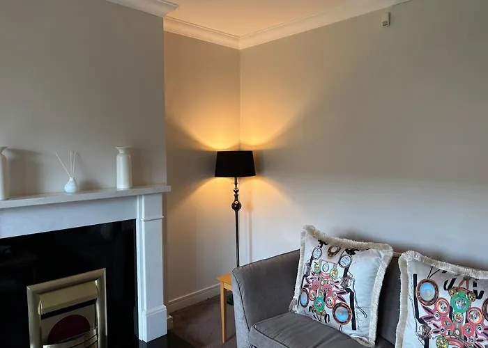 Spacious Two Bed Near Airport アパート