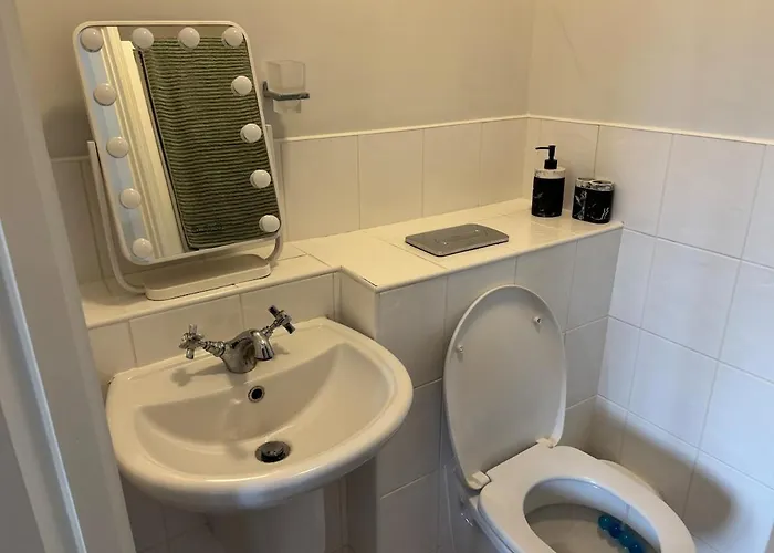 شقة Spacious Two Bed Near Airport *
