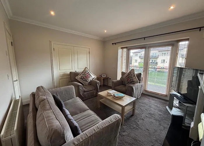 Spacious Two Bed Near Airport アパート セルブリッジ