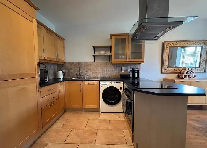 Spacious Two Bed Near Airport سيلبريدج