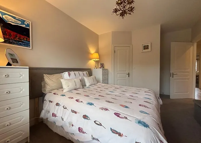 Spacious Two Bed Near Airport * سيلبريدج