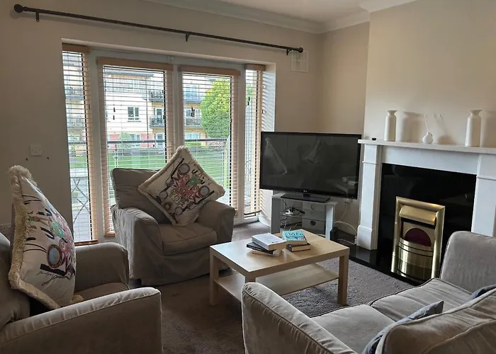 Spacious Two Bed Near Airport アパート