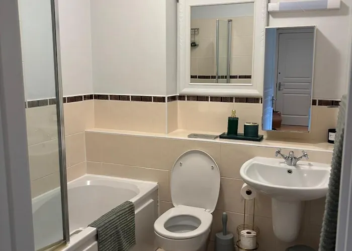 Spacious Two Bed Near Airport